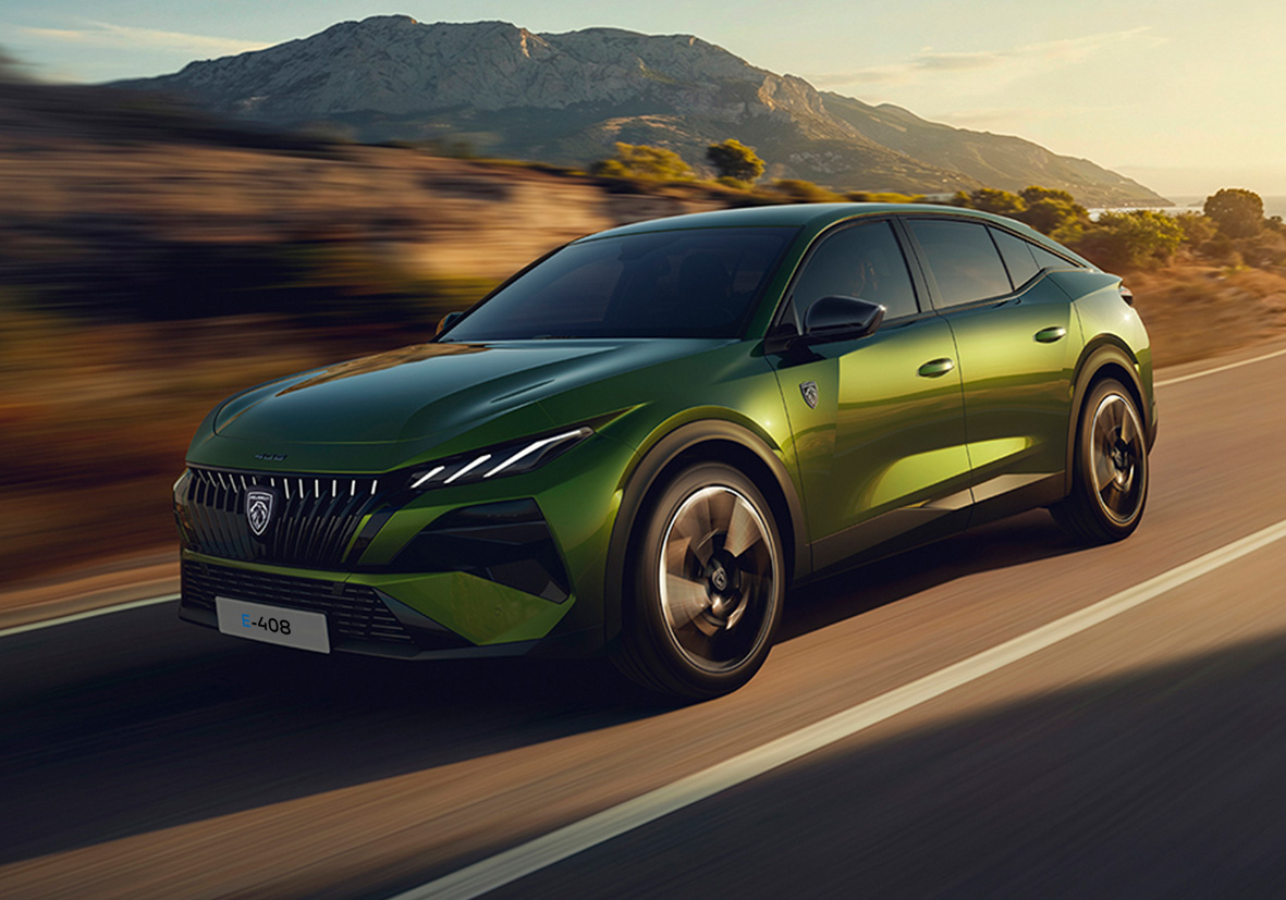 Peugeot E-408 auf einer Bergstraße